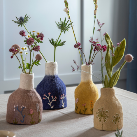 vase bleu et blanc en laine avec broderie